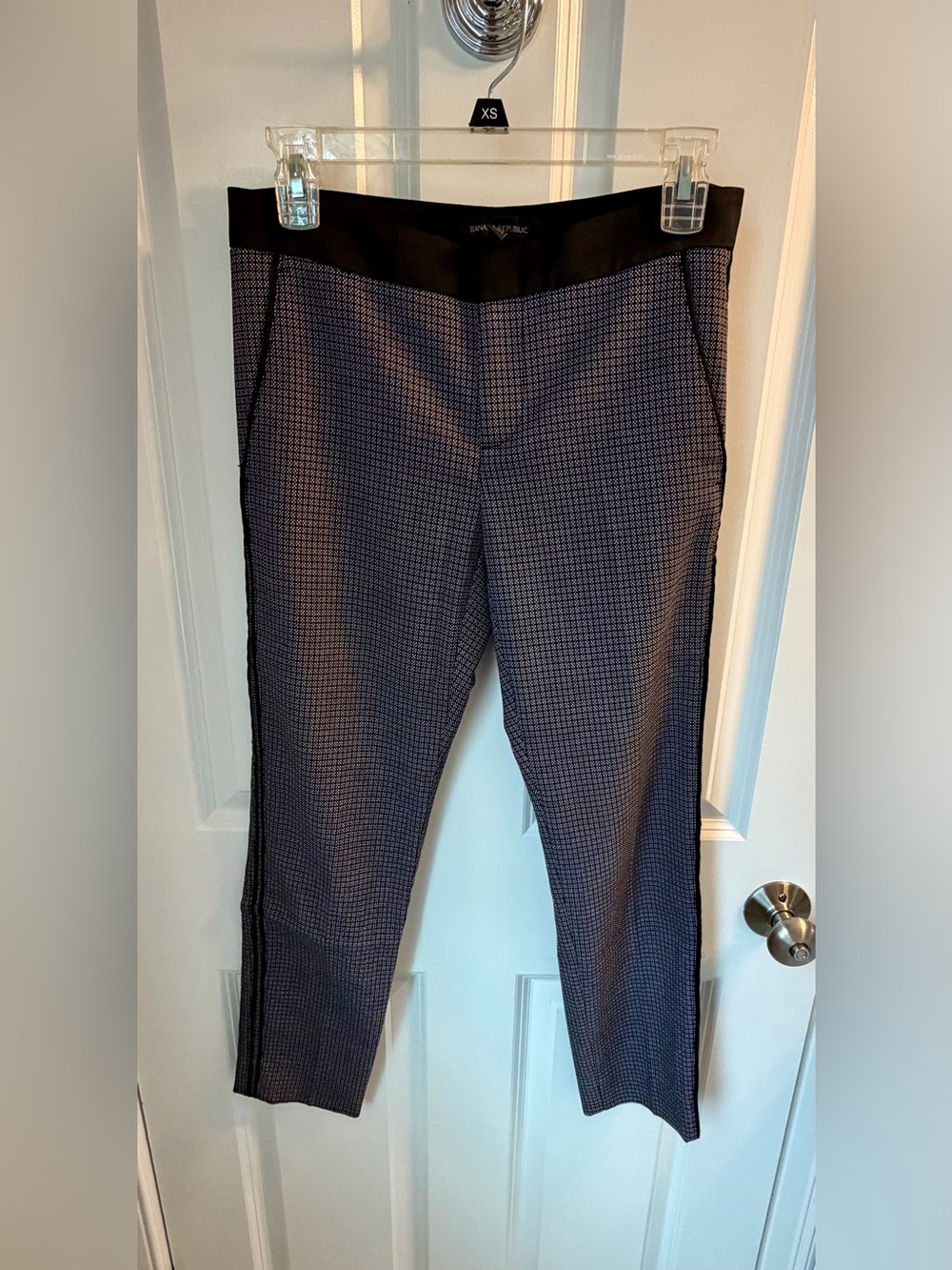 Banana Republic Women’s Black Micro-Check Capri Pants w/ Black Waistband. Size 0